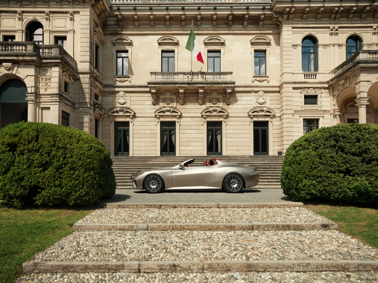 SMALL_P90551590_highRes